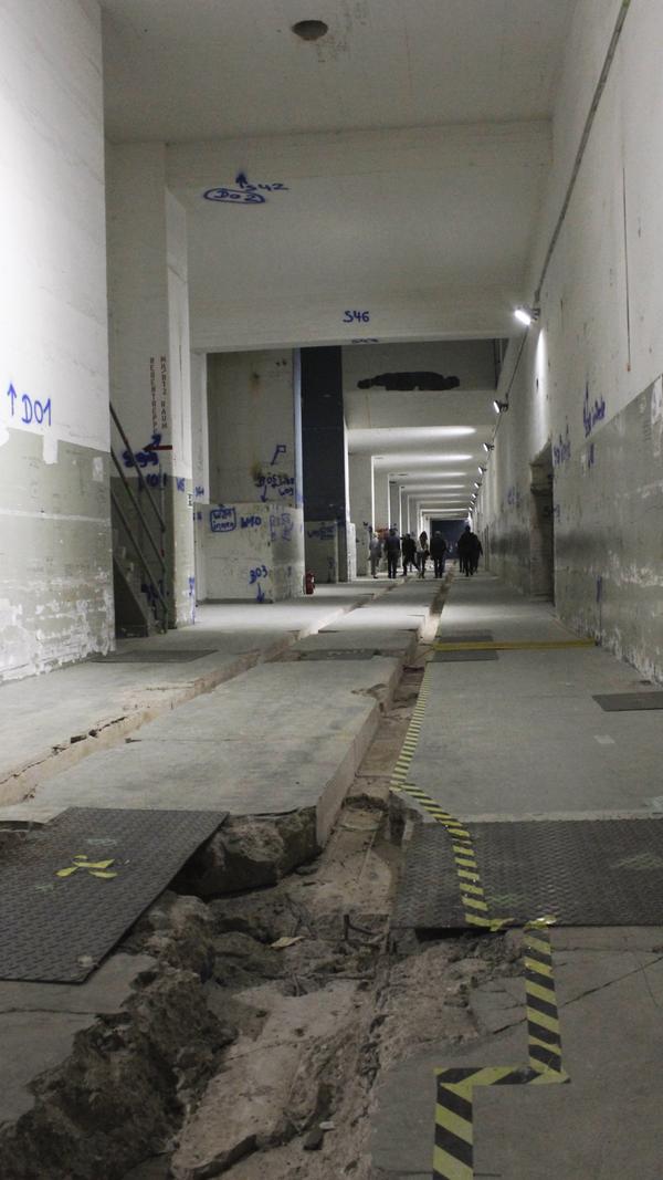 Wo einstmals schwere Maschinen wummerten und dicke Rohre die Hallen durchzogen, herrscht heute nur noch gespenstische Leere. Auch die Gleise, die durch das Kraftwerk führten, wurden entfernt. Heute zeugen noch tiefe Rillen davon.