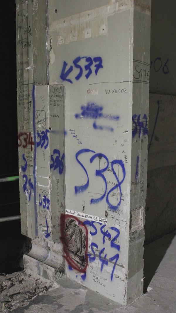 Jede Fläche wird genauestens gekennzeichnet und untersucht. "S" bedeutet hierbei "Sonderfläche", "B" steht für "Boden", "D" für "Decke" und "W" für Wand.
