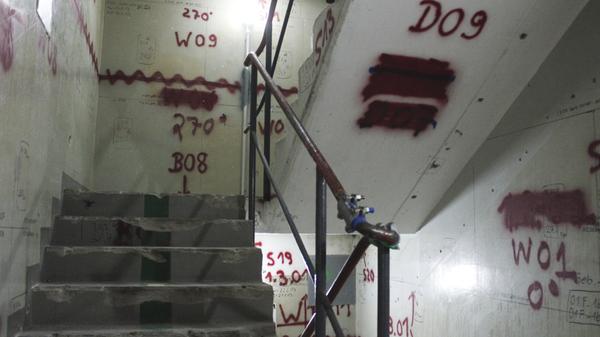 Weil es im Kraftwerk keine Aufzüge mehr gibt, muss man beim Rundgang gut zu Fuß sein. Bis auf eine Höhe von 41 Metern muss man im Treppenhaus hinauf.