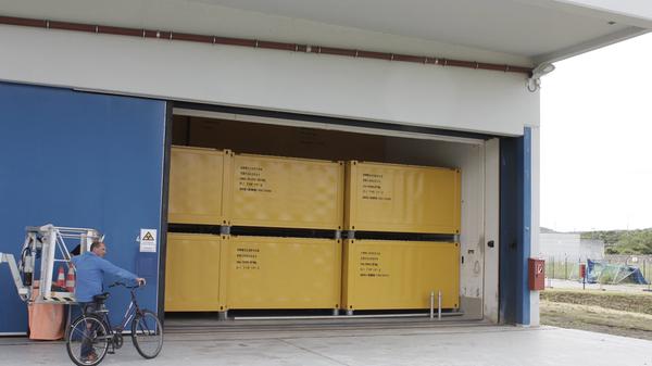 Die Brennelemente gingen gleich nach der Stilllegung des Kraftwerks zur Wiederaufbereitung und sind nicht mehr auf dem Gelände. Die anderen verstrahlten Materialien befinden sich aber noch in gelben Containern und Fässern in zwei Zwischenlagern auf dem Gelände in Würgassen.