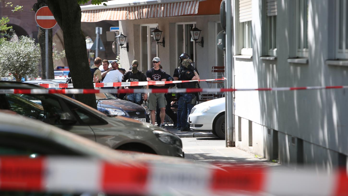 Schwerbewaffnete Polizisten riegelten den Münzplatz im Nürnberger Zentrum ab. Schwerbewaffnete Polizisten riegelten den Münzplatz im Nürnberger Zentrum ab.