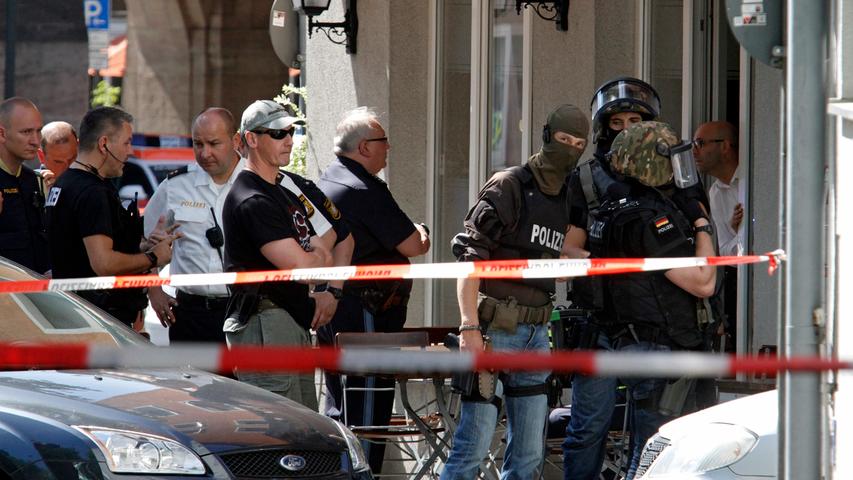 "Über die Personen in der Wohnung wissen wir bislang noch nichts", sagte Polizei-Pressesprecher Bert Rauenbusch.