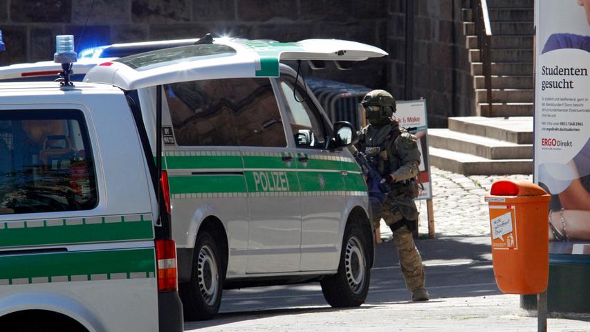 Derzeit sucht die Polizei in dem Mehrfamilienhaus in der Sebalder Altstadt nach der Schusswaffe, von der der Zeuge sprach.