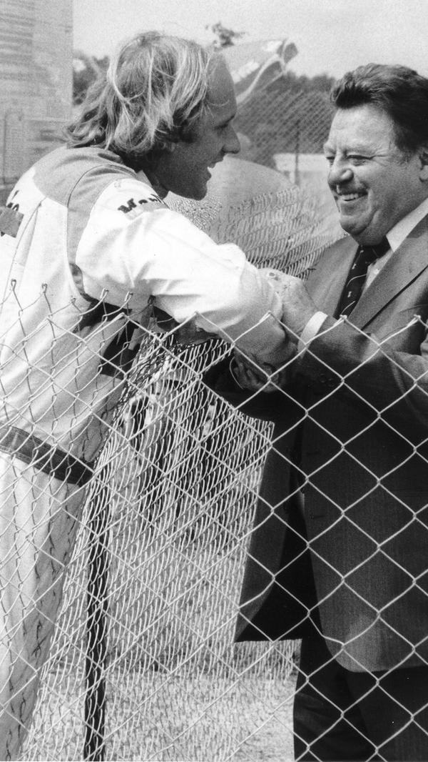 Die hohen Temperaturen schreckten den damaligen bayerischen Ministerpräsidenten Franz-Josef Strauß aber nicht vor einem Besuch am Norisring ab. Unser Bild zeigt ihn zusammen mit Hans-Joachim Stuck.
