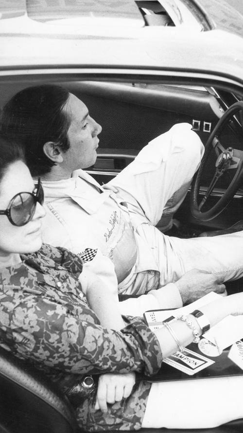 Pedro Rodriguez vergnügte sich in der Mittagspause derweil mit einer Begleiterin in seinem Maserati am Rande der Rennstrecke.