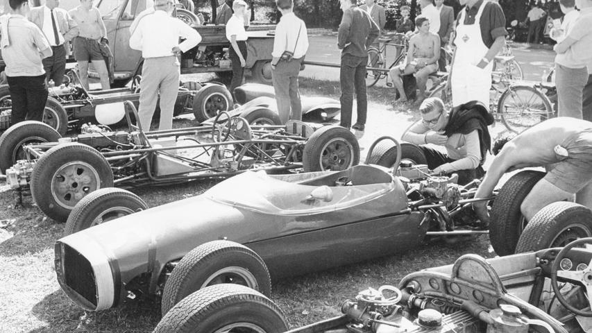 1964 starteten zum ersten Male  auch englische Piloten beim Norisringrennen, und zwar auf Wagen, die Brabham-Fahrgestelle und Fordmotoren haben. Die aus Mittelengland gekommenen Briten waren vom Norisring ganz angetan... Unser Bild zeigt von vorn nach hinten die Formel-III-Wagen von Hoisley, Williams, des Amerikaners Petersen und Fletcher (England).