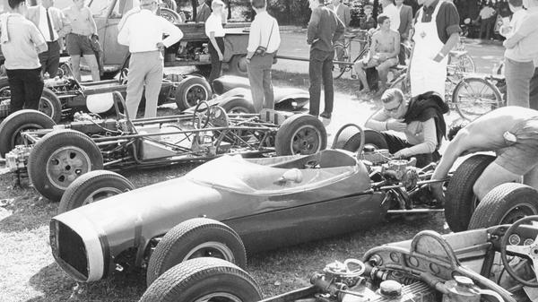 1964 starteten zum ersten Male auch englische Piloten beim Norisringrennen, und zwar auf Wagen, die Brabham-Fahrgestelle und Fordmotoren haben. Die aus Mittelengland gekommenen Briten waren vom Norisring ganz angetan... Unser Bild zeigt von vorn nach hinten die Formel-III-Wagen von Hoisley, Williams, des Amerikaners Petersen und Fletcher (England).