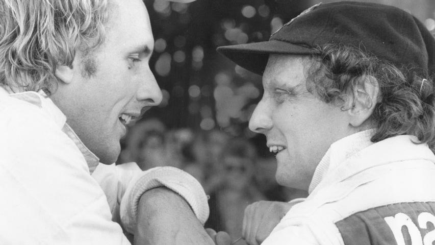 Ob sie fachsimpelten oder auch nur über einen Witz lachten bleibt wohl ihr Geheimnis: Hans-Joachim Stuck und Niki Lauda 1979 im freundschaftlichen Gespräch.