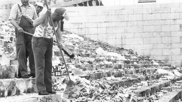 Saubermänner bei der Arbeit: rund um den Norisring hatte 1979 das große Aufräumen begonnen. Mit Besen und Rechen kehrten 13 Arbeiter die Müllmassen zusammen. 170 Kubikmeter Müll mussten in 25 Container gepackt und abgefahren werden. Der größte Schmutz blieb allerdings, wie noch jedes Jahr, auf der Steintribüne zurück. Die Stufen dienten bei den "200 Meilen" als Sitzplätze. Die Saubermänner kamen bei aller Arbeit sogar auf Mini-Trinkgelder: "2,51 DM und zwei Kugelschreiber habe ich gefunden", verkündete damals einer von ihnen gegenüber dem NN-Reporter.