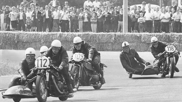 Schnappschuß vom Rennen der Ausweis-Gespannfahrer im Jahr 1964. Im Mittelfeld kämpfen die Dortmunder Köhler/Oday (Nr. 112) , Hardt/Reichler aus Bielstein (109) und Sachse/Maczkus (Mesum) erbittert um die Plätze. Nr. 118 fiel aus und Sachse/Maczkus eroberten sich den sechsten Rang vor den Bielsteinern.