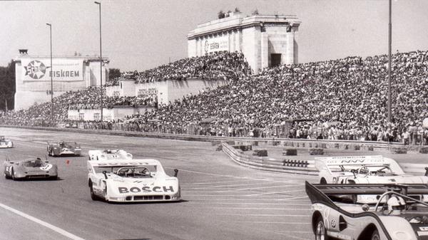 Diese Aufnahme zeigt das Feld der Interserie-Konkurrenz vor der Zeppelintribüne. "Porsche Turbolader unter sich", stand 1972 in den NN unter dem Foto.