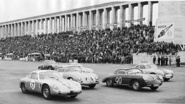 "Zehntausende von den rassigen Rennen am Norisring begeistert" heißt es 1962 in den den Nürnberger Nachrichten. Das Bild zeigt die Grand-Tourisme-Wagen bis 1600 ccm unmittelbar nach dem Start. In der ersten Reihe vorn mit der Startnummer 87: der spätere Sieger Koch aus Neuß. gefolgt vom Stuttgarter Rank (Nr. 86), der Vierter wurde. Der Münchner Blendl (Nr. 90) kam auf den fünften Rang; ganz außen Greger aus München, der Zweiter wurde.