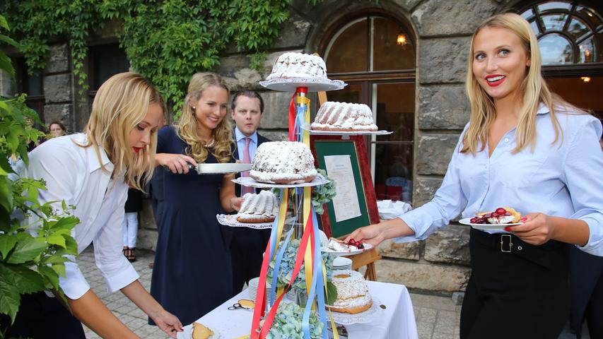Kuchen zum Sommerempfang: Den schneiden die jungen Gräfinnen (von links) Sarah, Katharina und Victoria natürlich selbst an.