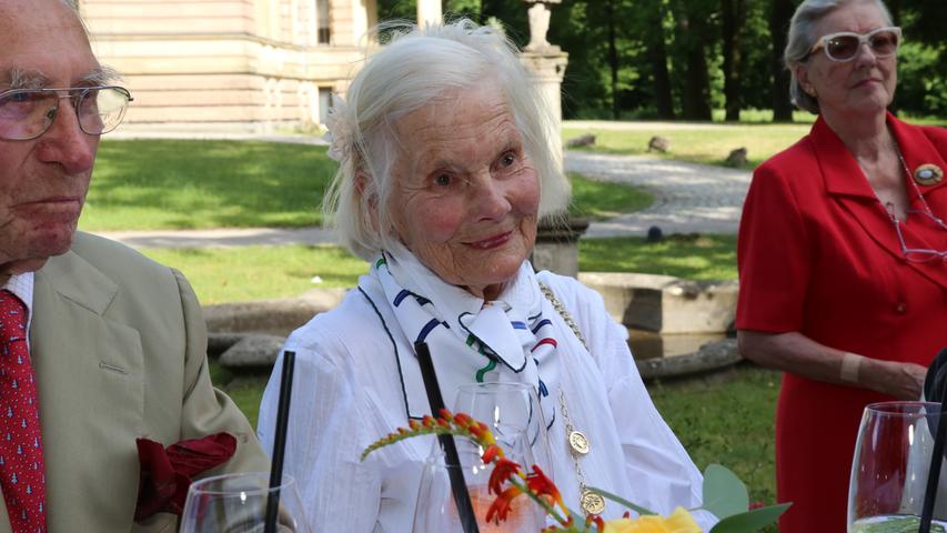 Auch Felicitas von Faber-Castell, die mit 88 Jahren älteste noch lebende Schwester des verstorbenen Grafen Anton-Wolfgang, feierte den Geburtstag Lothar von Fabers mit.