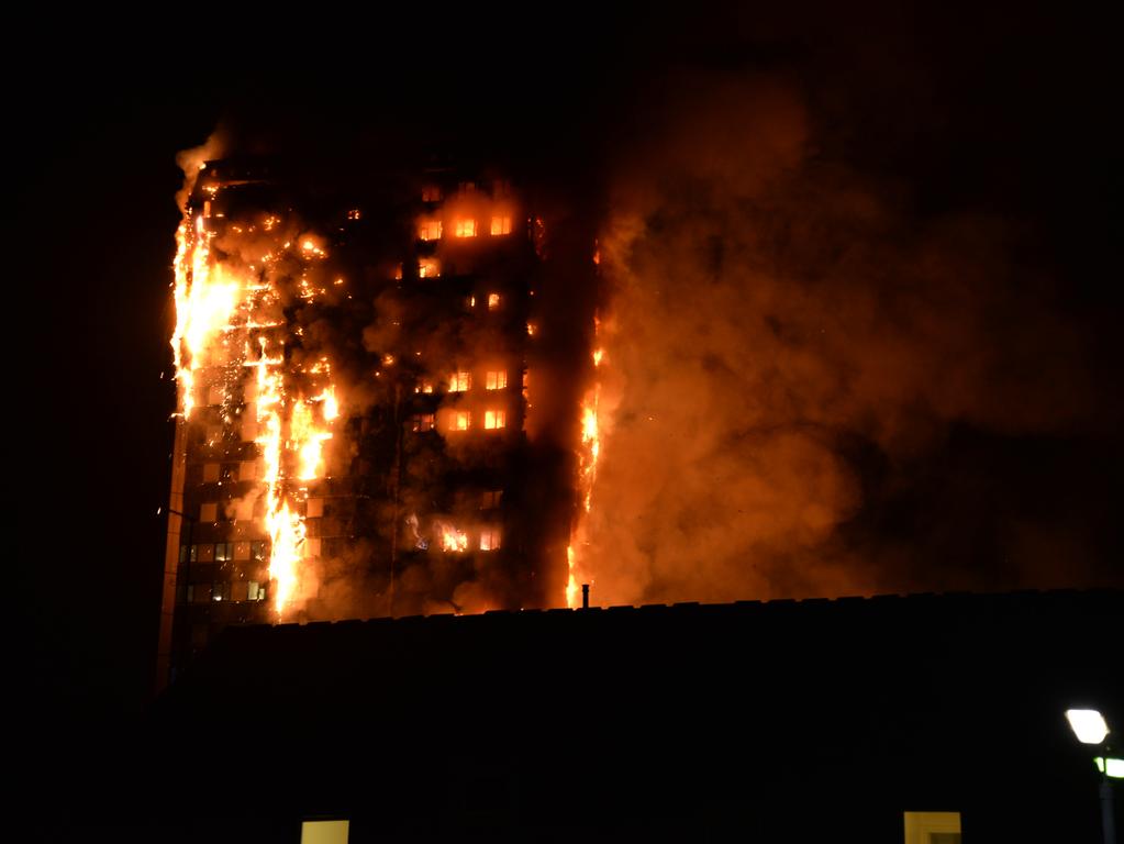 Meterhoch schlagen die Flammen aus dem Wohnkomplex.