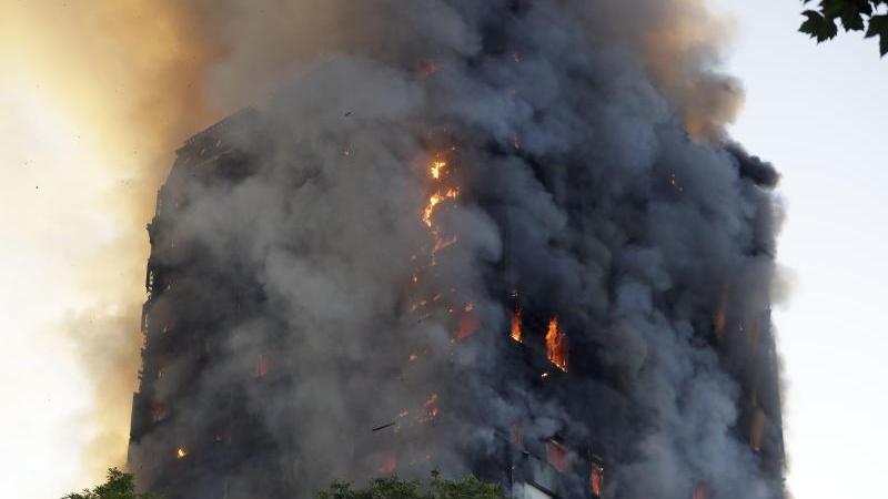 Flammen schlagen auch am frühen Morgen noch aus dem Grenfell Tower, einem Wohnhaus im Londoner Innenstadt-Bezirk Kensington.