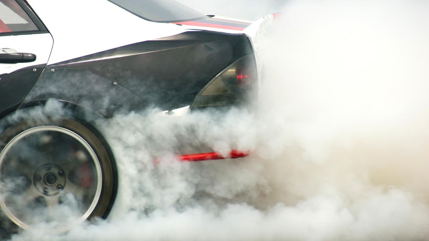 Viel Lärm, viel Rauch, viel Imponiergehabe: Tuner lieben nicht nur schnelle Autofahrten, sondern lassen gerne auch mal die Reifen qualmen.