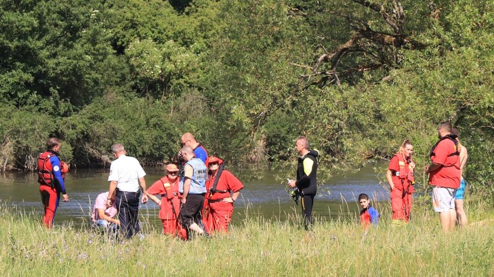 Zahlreiche Kräfte von Wasserwacht, Feuerwehr und DLRG halfen bei der Suche nach dem leblosen Körper.