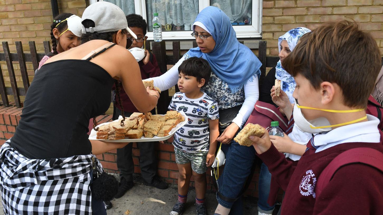 Die Hilfsbereitschaft nach der Katastrophe ist enorm. Helfer verteilen Sandwiches an Anwohner.