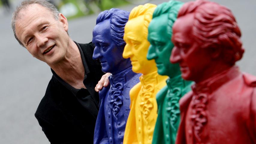Zum 100. Jubiläum der Goethe-Universität in Frankfurt hat Ottmar Hörl Figuren des großen deutschen Dichters in vier Farben geschaffen. 400 der Plastik-Intellektuellen waren 2014 in Hessen zu sehen.