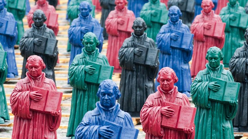800 Luther-Figuren bevölkerten im Jahr 2010 den Marktplatz von Wittenberg. Sie dienten zum einen der Überbrückung der Restaurierungsarbeiten am Luther- und Melanchthondenkmal und als Vorbereitung des 500-jährigen Reformationsjubiläums, das wir in diesem Jahr feiern.