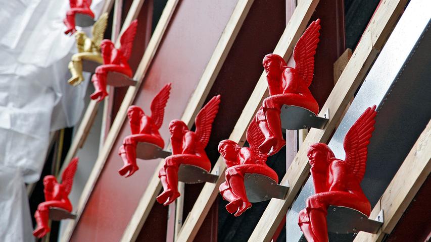 40 rote und zehn goldene Schutzengel blickten 2014 auf die Passanten, die von der Lorenzer Straße in Richtung Fußgängerzone unterwegs waren.