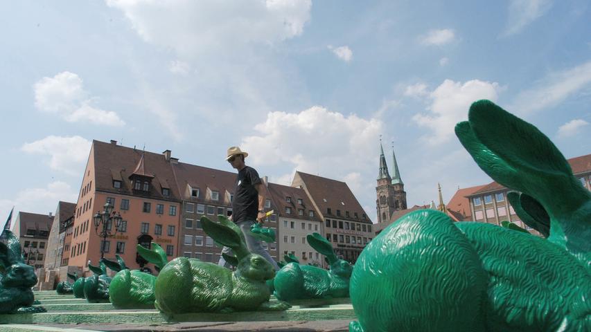 Im Jahr 2003 installierte Ottmar Hörl auf dem Nürnberger Hauptmarkt 7000 grüne Dürer-Hasen. Die Aktion sorgte damals für allerlei Diskussionen. Urteil eines Passanten, wie es damals in den Nürnberger Nachrichten zu lesen war:  »Wer kafft denn su a grüns Glump?«