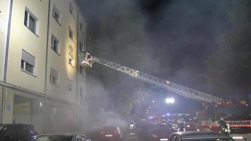 Kellerbrand in der Südstadt: 15 Menschen aus Wohnhaus gerettet