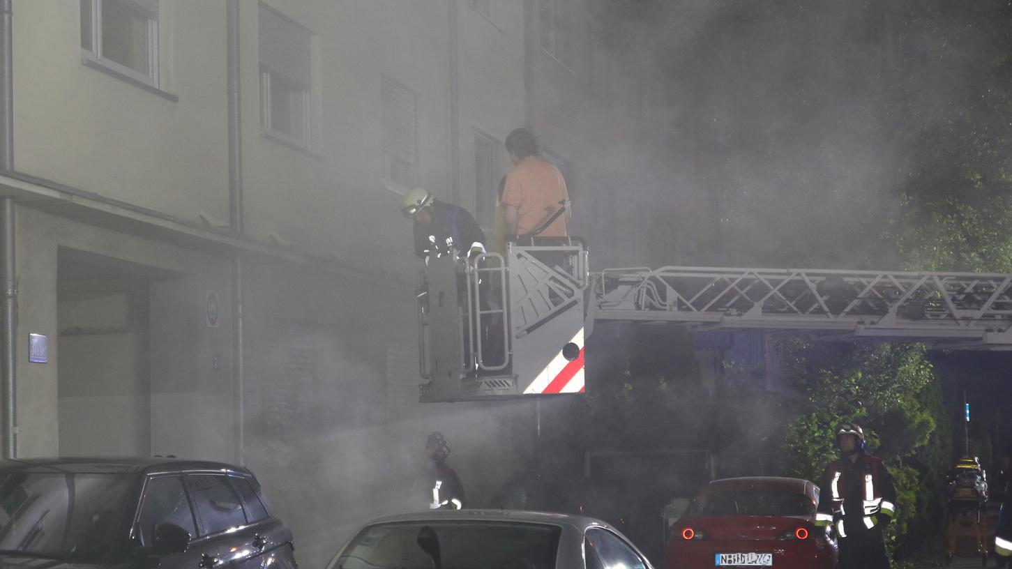 Mit Drehleiter und Fluchthauben wurden die Bewohner aus dem Wohnhaus in der Humboldtstraße gerettet.