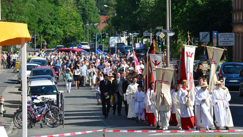 Fronleichnam in Erlangen: 500 Menschen feiern in der Innenstadt