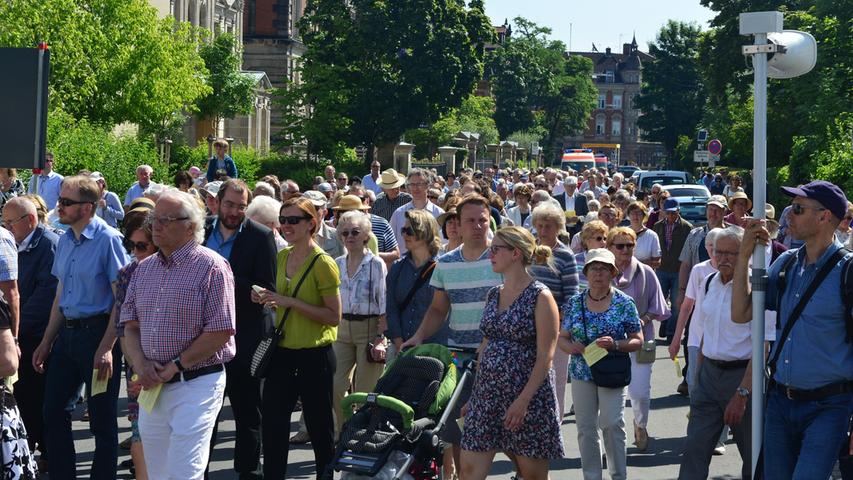 Fronleichnam in Erlangen: 500 Menschen feiern in der Innenstadt