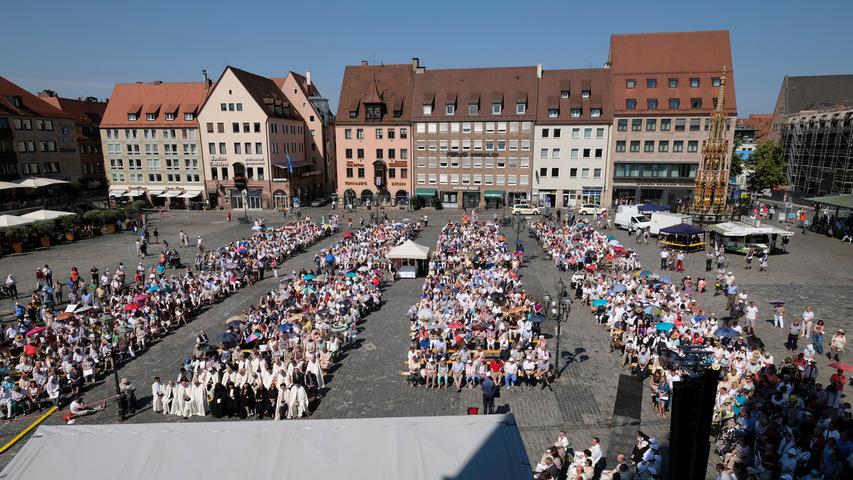 3000 Katholiken feiern Fronleichnam am Nürnberger Hauptmarkt