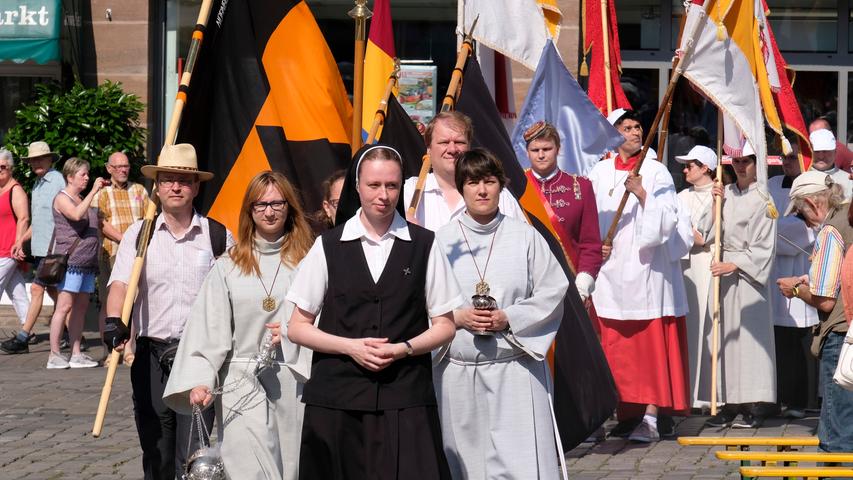 3000 Katholiken feiern Fronleichnam am Nürnberger Hauptmarkt