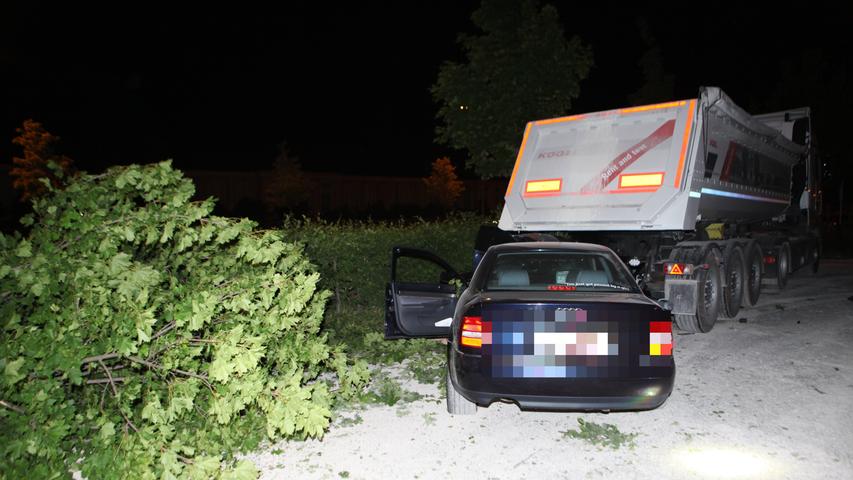 In Baum und Lkw gekracht: Junge Frau in Ansbach schwer verletzt