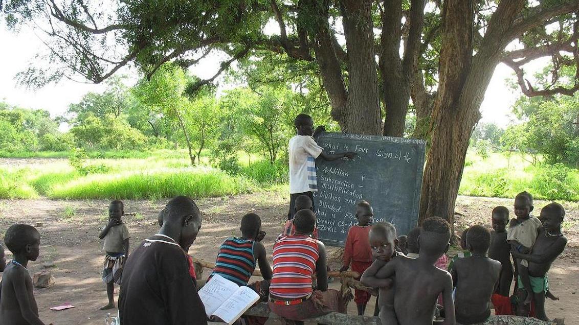 Der Südsudan ist ein krisengeschütteltes Land. Lehrer unterrichten ihre Schüler meist im Freien unter Bäumen.