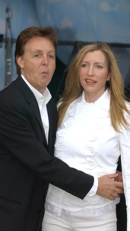 Im Juni 2002 heiratete Paul McCartney die Britin Heather Mills. Am 28. Oktober 2003 wurde die gemeinsame Tochter Beatrice Milly geboren. Die Ehe mit dem Ex-Model endet drei Jahre später in einem Rosenkrieg.