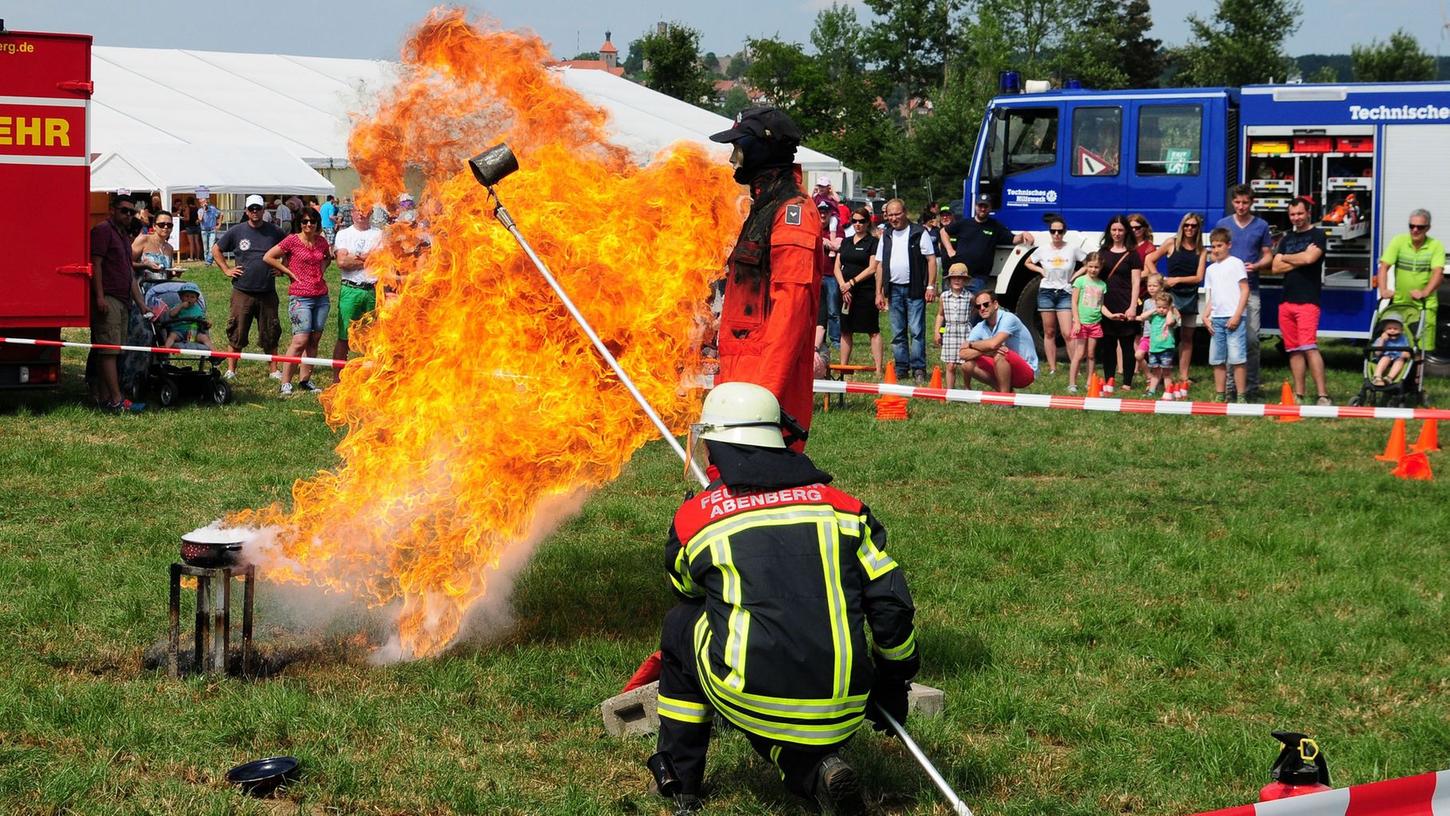 Hier zeigt ein Feuerwehrmann, wie gefährlich ein Fettbrand sein kann. Foto: Karlheinz Hiltl
