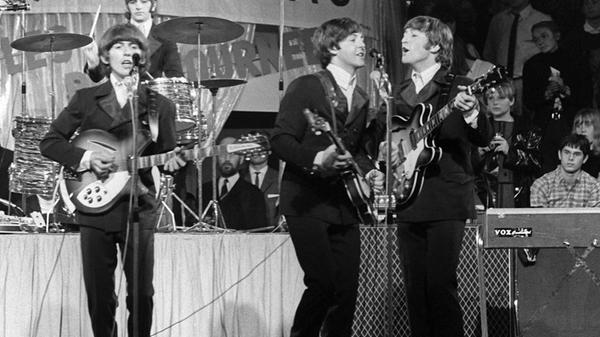 In den 60ern waren sie die ganz Großen: Die Beatles. "Eight Days a Week – The Touring Years" ist ein US-amerikanisch-britischer Dokumentarfilm über die Beatles und deren Konzerttourneen und Auftritte. Er umfasst die Jahre 1963 bis 1969. Online zu finden ist dieser Film auf Amazon, Sky und Maxdome.