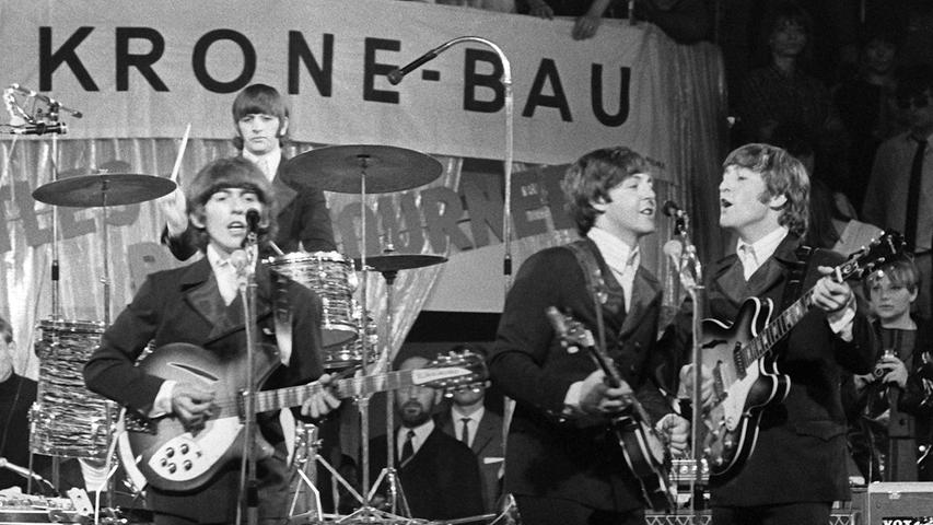 George Harrison, Paul McCartney, John Lennon (von links) und im Hintergrund am Schlagzeug Ringo Starr bei ihrem Auftritt am 24. Juni 1966 in München. Das Konzert im Circus Krone war einer der letzten Live-Auftritte in Europa.