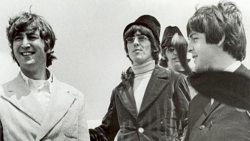 Im Juli 1957 traf Paul McCartney auf einem Kirchenfest John Lennon, der ihn einlud, bei seiner Schülerband "The Quarry Men" einzusteigen. Das waren die Vorläufer der Beatles, denen außer den beiden noch Ringo Starr und George Harrison angehörten. Paul McCartney und John Lennon sind bis heute die erfolgreichsten Komponisten der Popgeschichte.