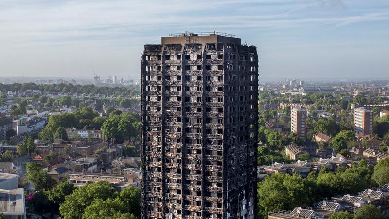 Das Feuer im Grenfell Tower ist Augenzeugenberichten zufolge noch nicht vollständig gelöscht.