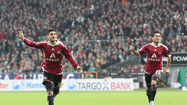 So blieb beim Heimtrikot auch ein Jahr später alles beim Alten. Sehen diese beiden Herren, links Mehmet Ekici und rechts Ilkay Gündogan, nicht toll aus im Club-Trikot?