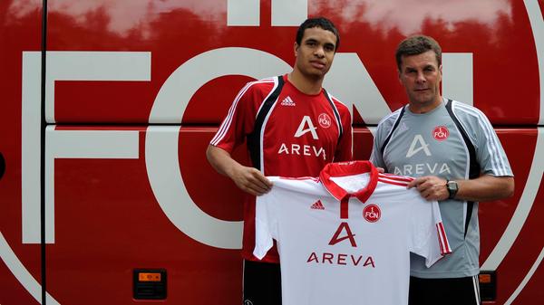 Wer den Mann neben Dieter Hecking noch erkennt, hat mit Sicherheit auch dieses Trikot - und zwar eingerahmt über dem Kamin. Klassisch in weiß-rot stellt Felicio Brown Forbes gemeinsam mit Dieter Hecking das neue Design vor. Das weiß-rote Shirt hält es zwei Jahre beim Club, Felicio Brown Forbes schafft immerhin drei Jahre - dabei aber ohne Einsatz in der ersten Mannschaft.