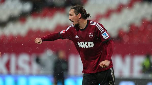 Schluss mit Querstreifen, Emanuel Pogatetz räumt auf! Zumindest in der Verteidigung, wo der Österreicher, zuvor in Diensten von Bayer Leverkusen oder dem FC Middlesbrough, im neuen Heimtrikot grätscht, bis der Zeugwart einweichen muss. Mit einer etwas anderen Interpretation des V-Kragens stellt Adidas den Club auf die neue Kollektion um.