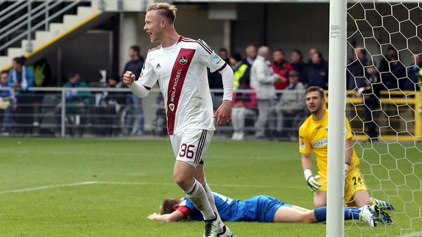 Beim Spiel in Paderborn erzielt Cedric Teuchert sein erstes Tor im Profibereich. Das Auswärtstrikot ist zwar identisch mit dem vom Vorjahr, der Club kämpft sich aber in die Relegation. In der er zwar scheitert, aber immerhin am Aufstieg schnuppern durfte.