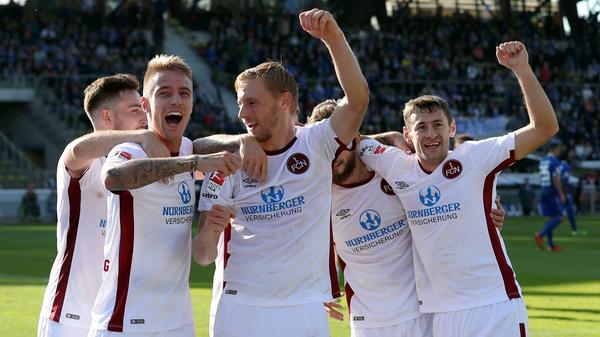 Auf Schnick-Schnack möchte aber auch das Unternehmen von der Insel verzichten. Die FCN-Trikots bleiben schlicht. Keine Experimente, Umbro greift auf die Vereinsfarben zurück.