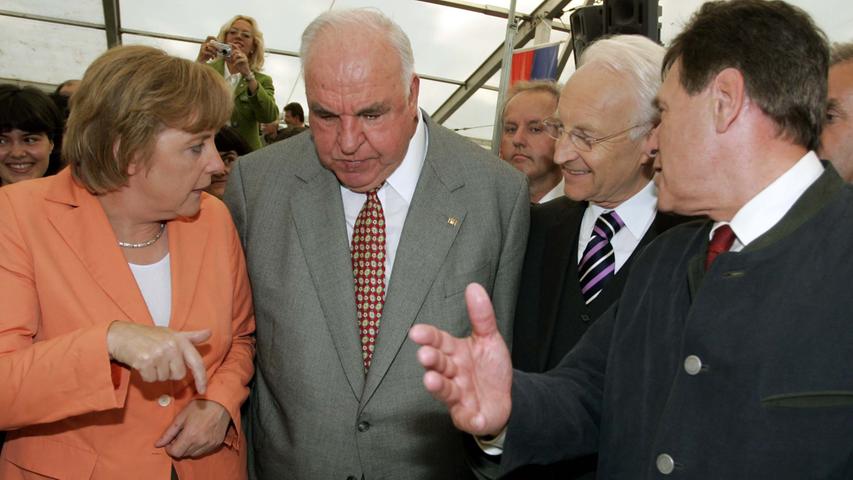 2005 unterstützt Helmut Kohl den Wahlkampf von Angela Merkel in Franken. Gemeinsam mit Edmund Stoiber und Michael Glos tritt er während eines Weinfestes im fränkischen Castell auf.