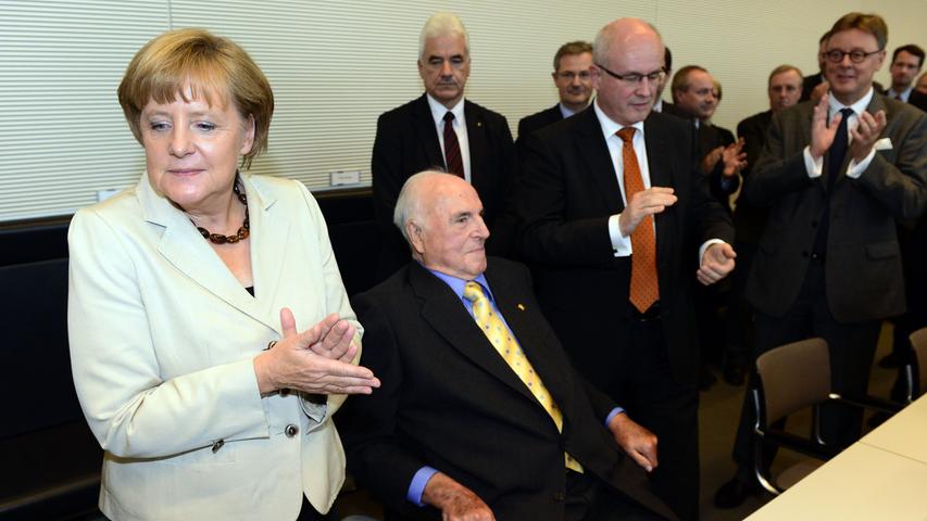 2012 besuchte er, bereits vom Alter und einem schweren Sturz gekennzeichnet, die CDU-Fraktion. Dort feierte er den 30. Jahrestag seiner Wahl zum Bundeskanzler.
