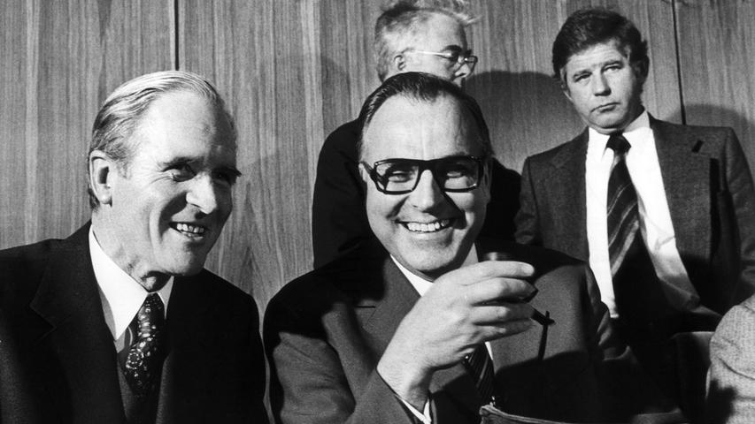 1973 wurde Helmut Kohl als Parteivorsitzender der CDU gewählt. Ein Jahr später zeigte er sich - hier mit CDU/CSU-Fraktionsführer Karl Carstens (links) und CDU-Generalsekretär Kurt Biedenkopf (rechts) - nach dem Rücktritt des SPD-Kanzlers Willy Brandts in bester Laune. 