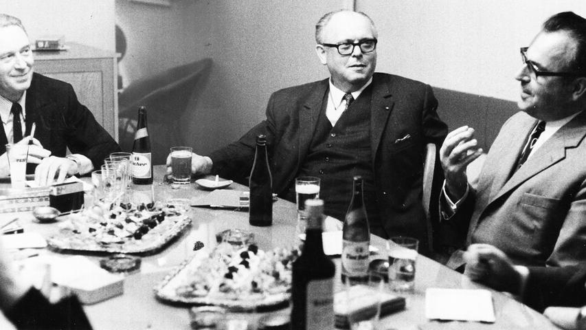 1970 besuchte Helmut Kohl, damals 40 Jahre alt, die Nürnberger Nachrichten. Mit Chefredakteur Fritz Schubert (nicht im Bild), den Landtagsabgeordneten Karl Schäfer (links) und Oscar Schneider (ganz rechts), diskutierte er über politische Themen.